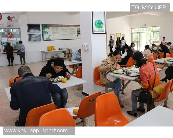 拉拉维亚分享球队会议积极氛围强调团结与建设性沟通的重要性